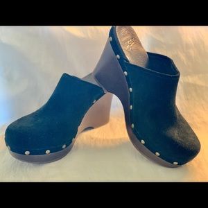 UGG MARSALIS Suede Clogs